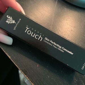 Younique concealer in the color velour